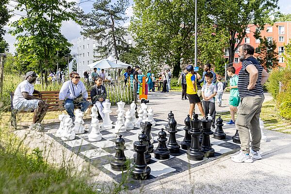 Photo représentant la fête du jeu à Pantin en 2024 avec une partie d'échecs grandeur nature