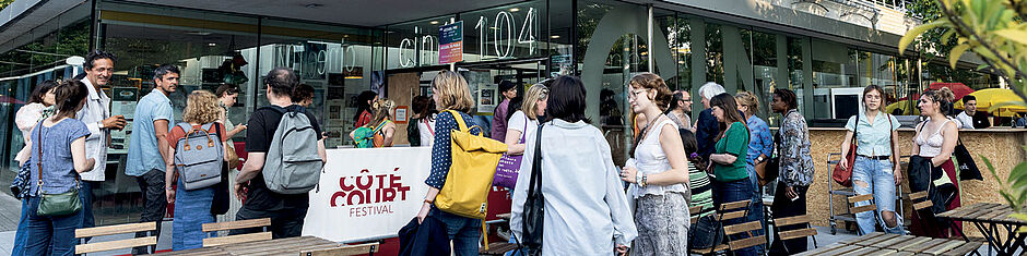 Photo représentant le public entrant au cinéma 104 pour le festival Côté Court à Pantin